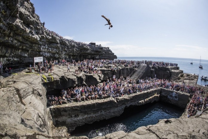 jonathan-paredes-red-bull-cliff-diving-ireland-2014-inis-mor