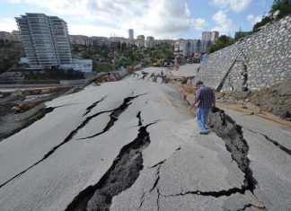 Gazisomanpaşa’da Yol Çöktü