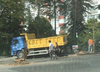 Karum’un köşesindeki tarihi ağaç kesildi